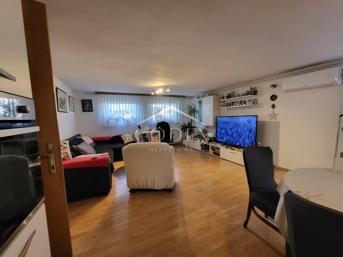 Karlovac – prodaja hiše s 3 stanovanji in veliko parcelo