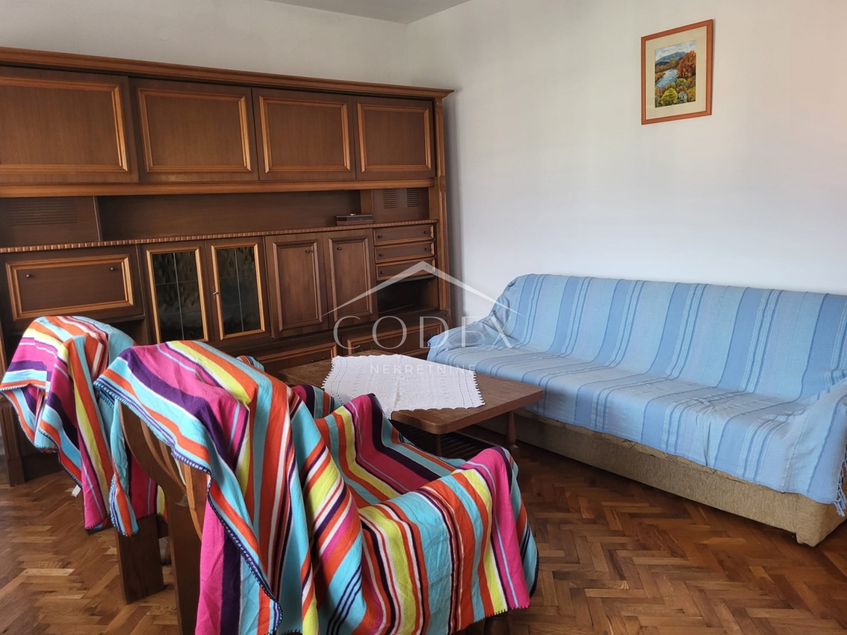 Karlovac – prodaja hiše s 3 stanovanji in veliko parcelo