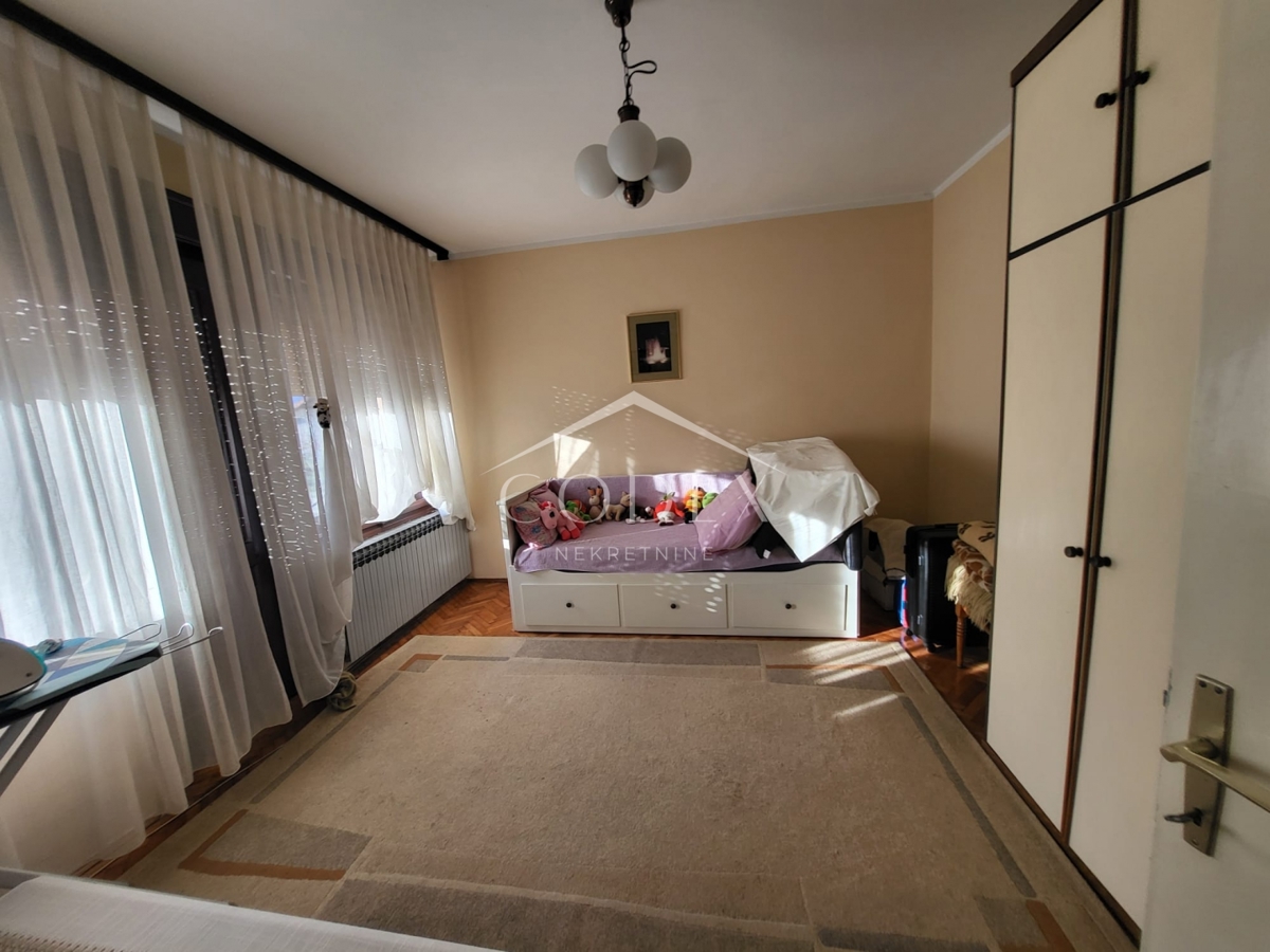 Karlovac – prodaja hiše s 3 stanovanji in veliko parcelo