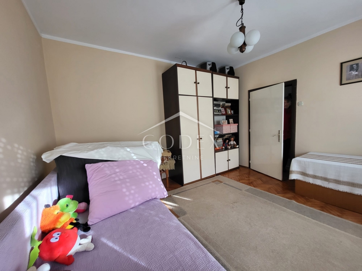 Karlovac – prodaja hiše s 3 stanovanji in veliko parcelo