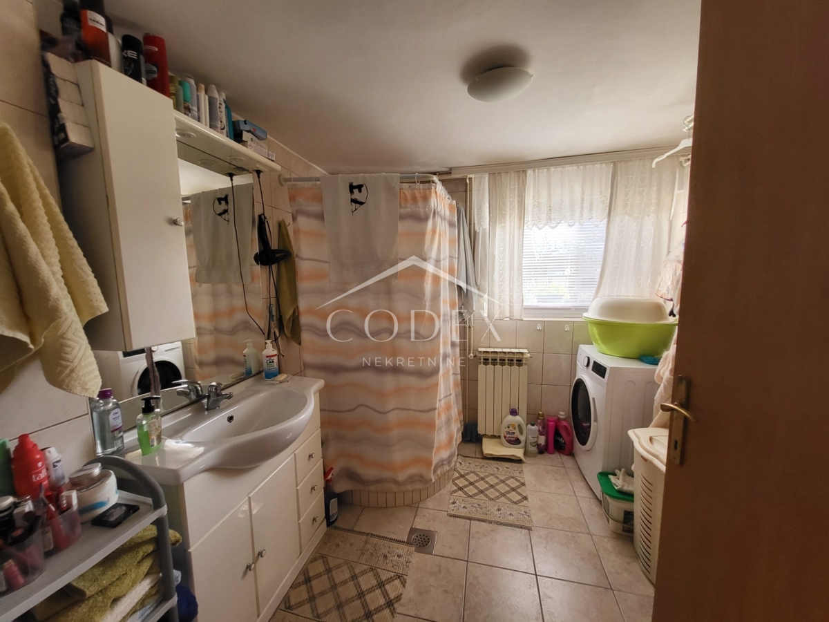 Karlovac – prodaja hiše s 3 stanovanji in veliko parcelo