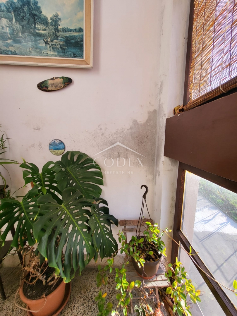 Karlovac – prodaja hiše s 3 stanovanji in veliko parcelo