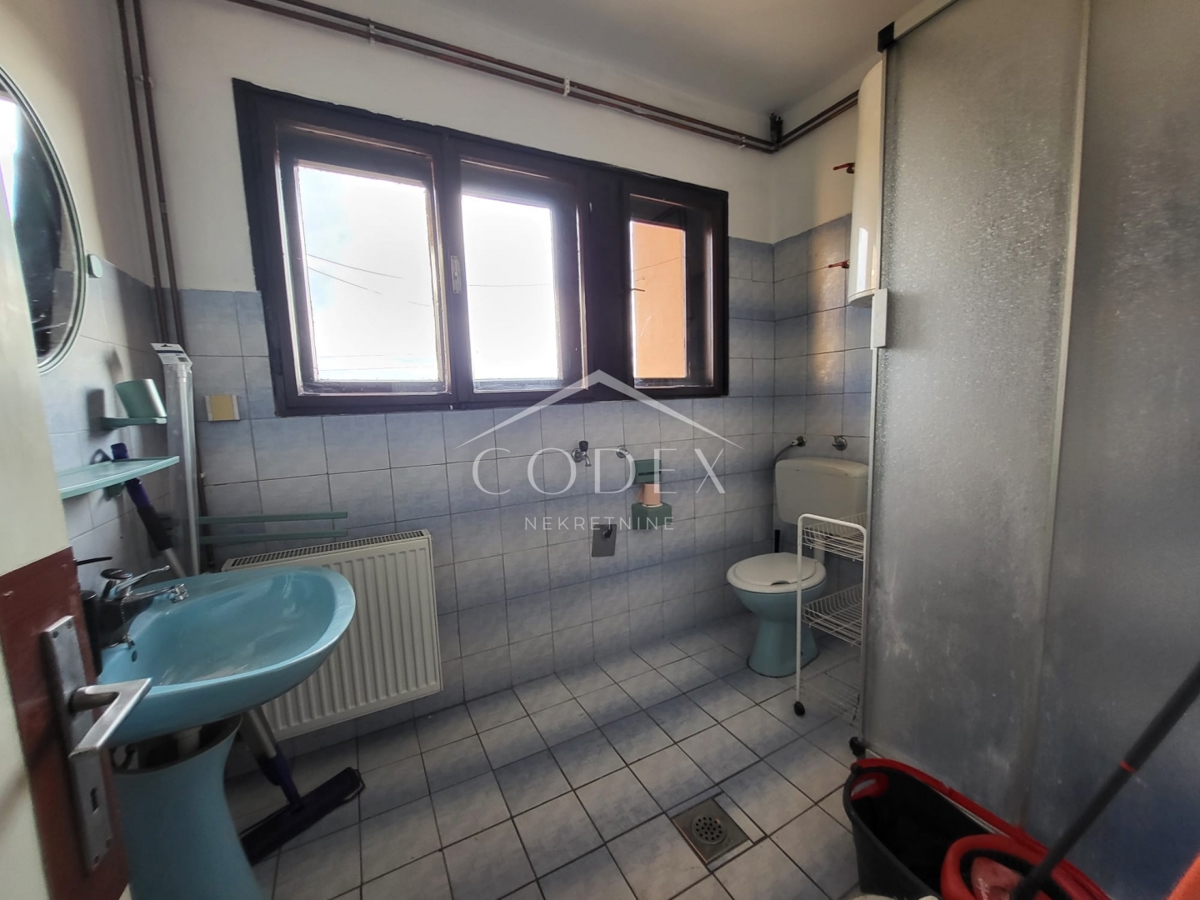 Karlovac – prodaja hiše s 3 stanovanji in veliko parcelo