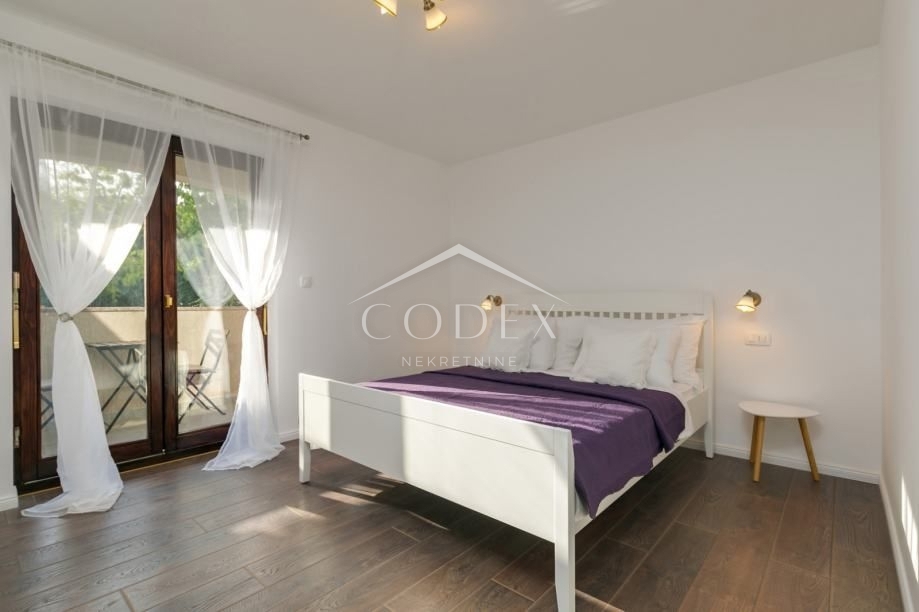 Poreč - čudovita vila s 3 apartmaji in bazenom