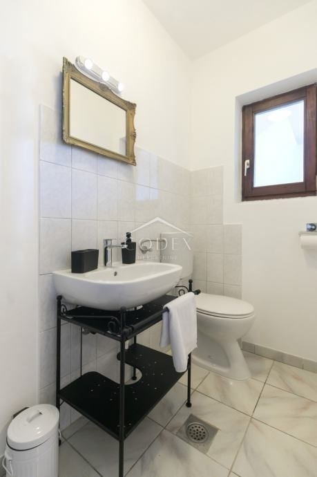 Poreč - čudovita vila s 3 apartmaji in bazenom