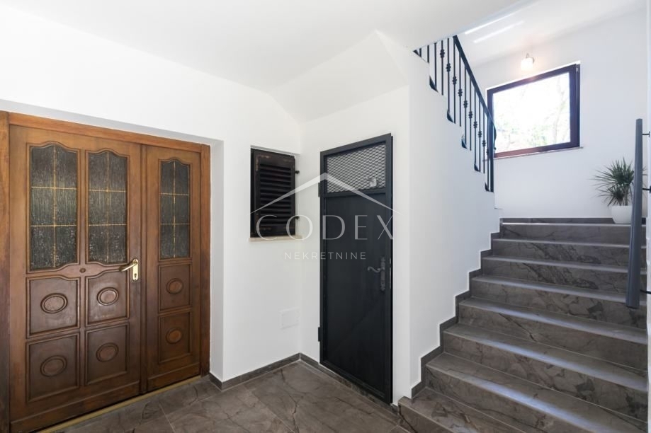 Poreč - čudovita vila s 3 apartmaji in bazenom