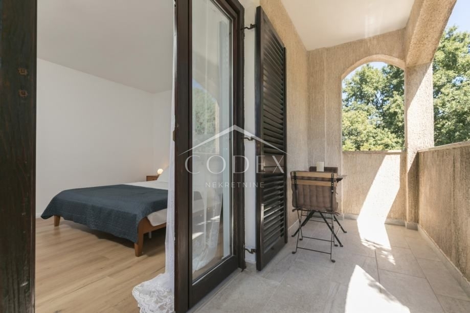Poreč - čudovita vila s 3 apartmaji in bazenom