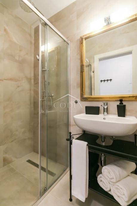 Poreč - čudovita vila s 3 apartmaji in bazenom