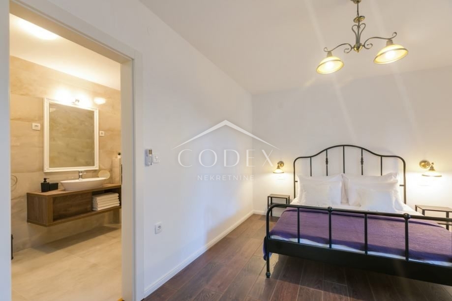 Poreč - čudovita vila s 3 apartmaji in bazenom