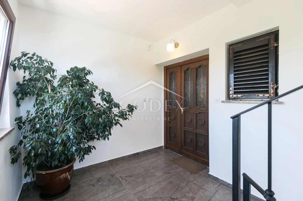 Poreč - čudovita vila s 3 apartmaji in bazenom