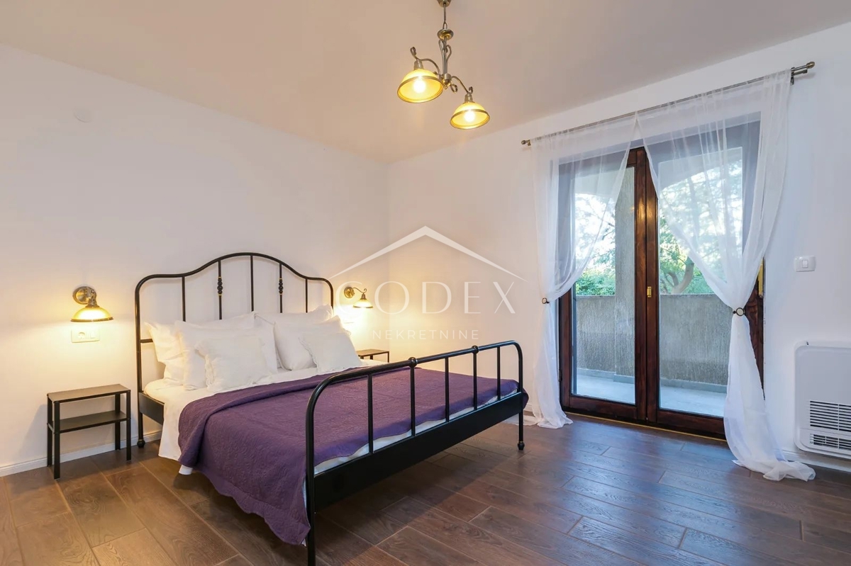 Poreč - čudovita vila s 3 apartmaji in bazenom