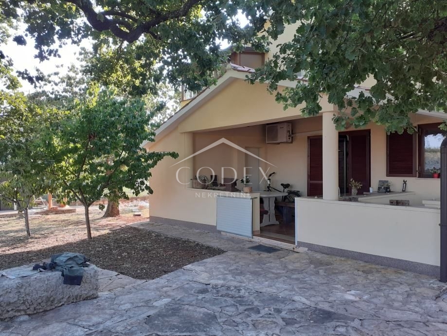 Novigrad - prodaja 2 stanovanj z lepim vrtom