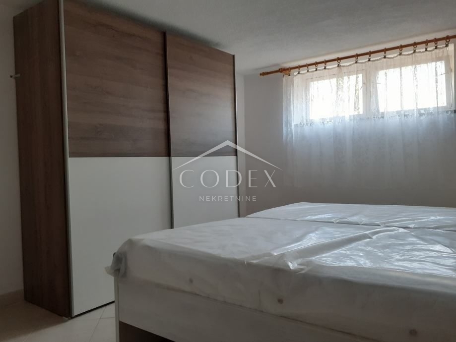 Novigrad - prodaja 2 stanovanj z lepim vrtom