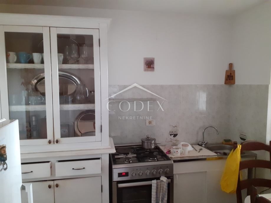 Novigrad - prodaja 2 stanovanj z lepim vrtom