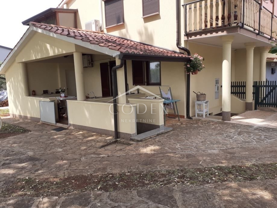 Novigrad - prodaja 2 stanovanj z lepim vrtom