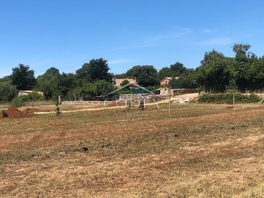Rovinj - kmetijsko zemljišče z objektom