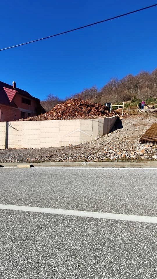 Markopalj - zazidljivo zemljišče na odlični lokaciji