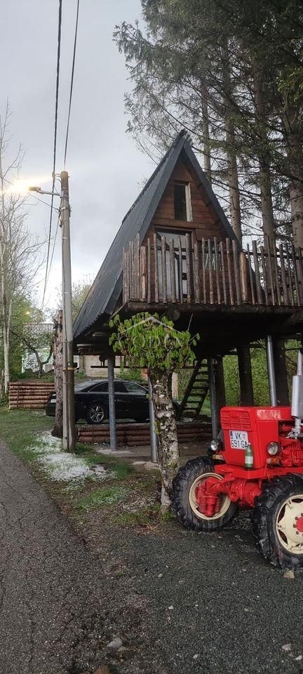 Fužine - hiša s 3 apartmaji in jacuzzijem, za investicijo!