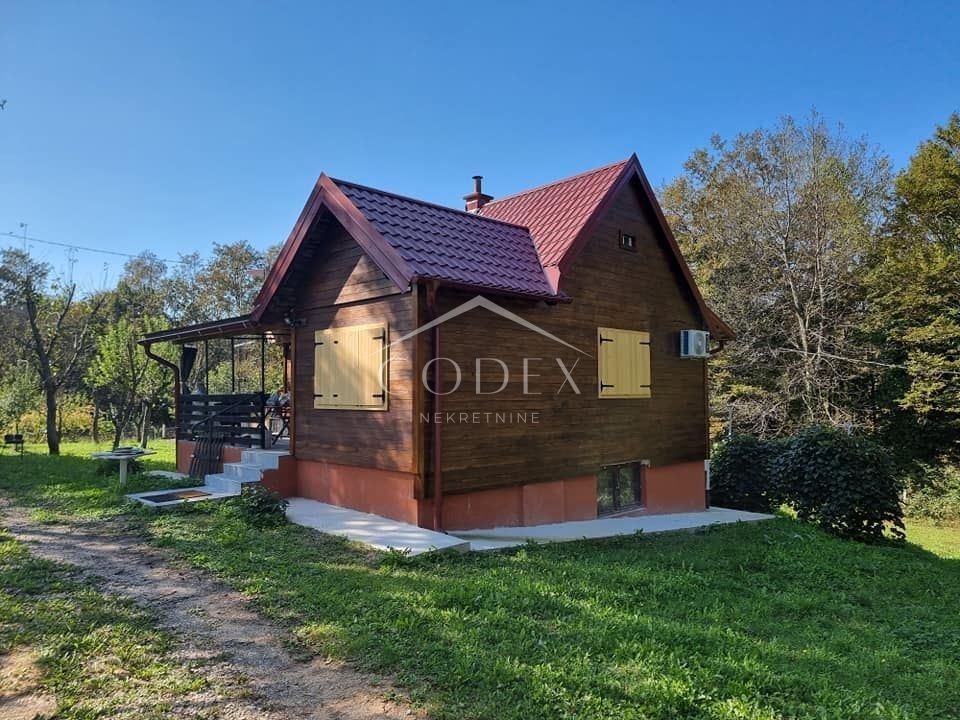 Krnjak - prodaja lesene hiše z galerijo