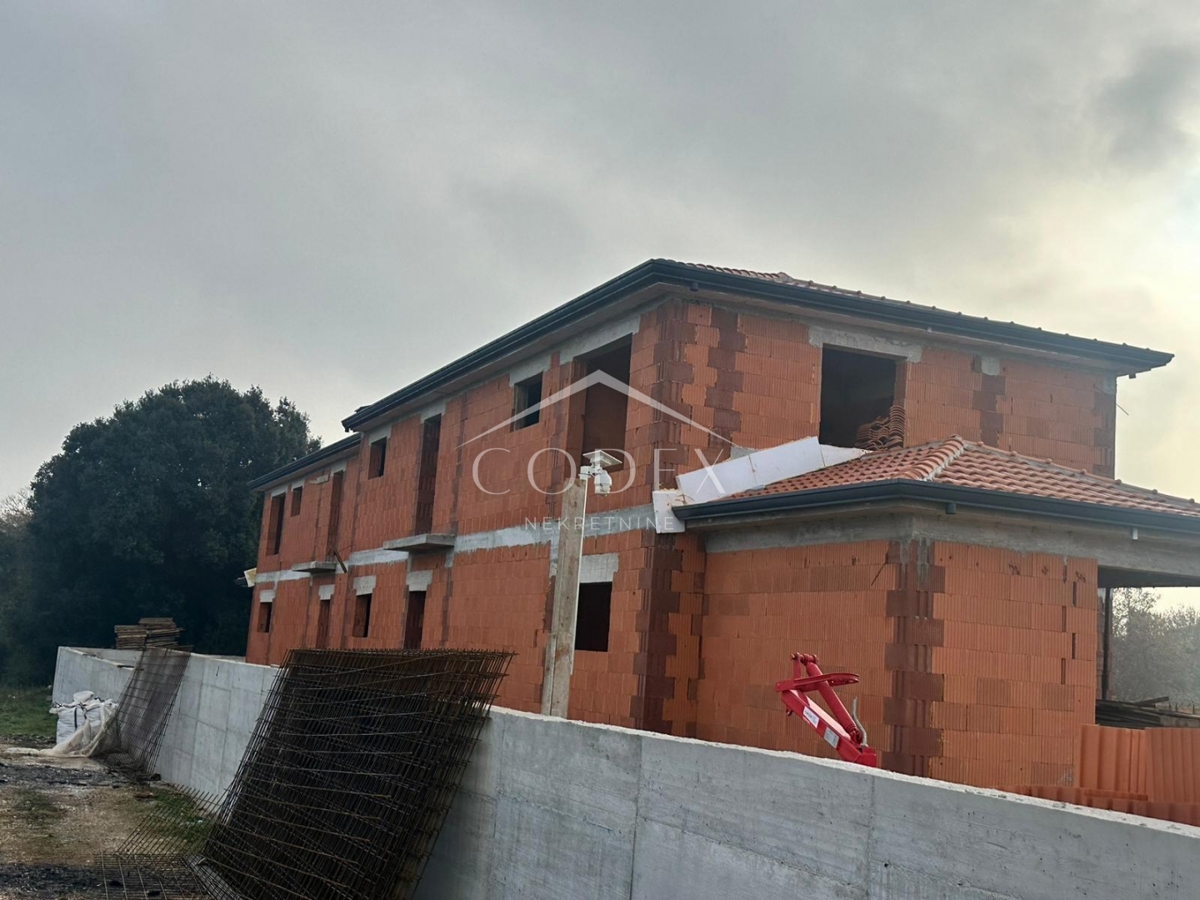 Ližnjan - prodaja vile dvojček z bazenom