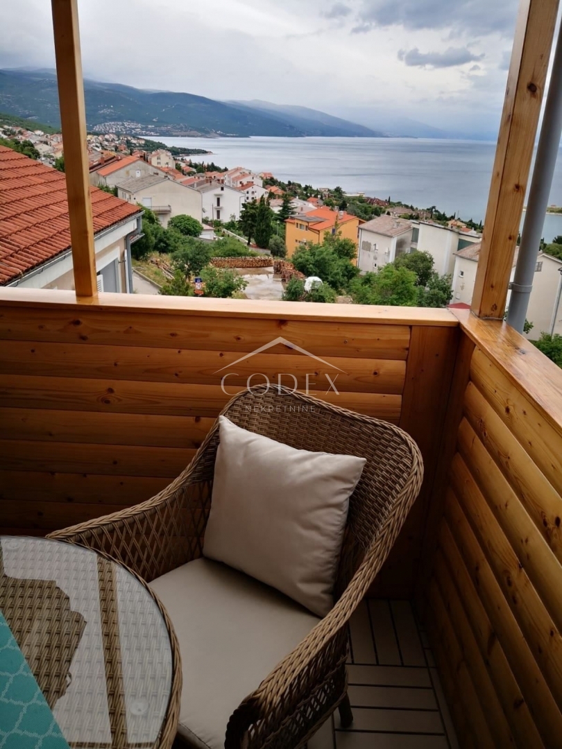 Novi Vinodolski - dvoetažni apartma s pogledom na morje
