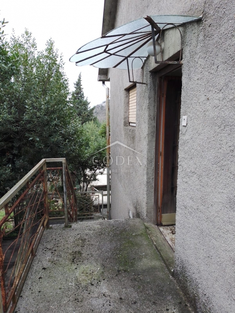 Svilno - Stanovanje za Adaptacijo v Bližini Kompleksa JGL