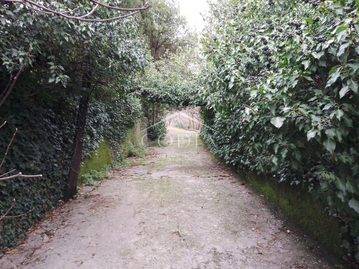 Svilno - Stanovanje za Adaptacijo v Bližini Kompleksa JGL