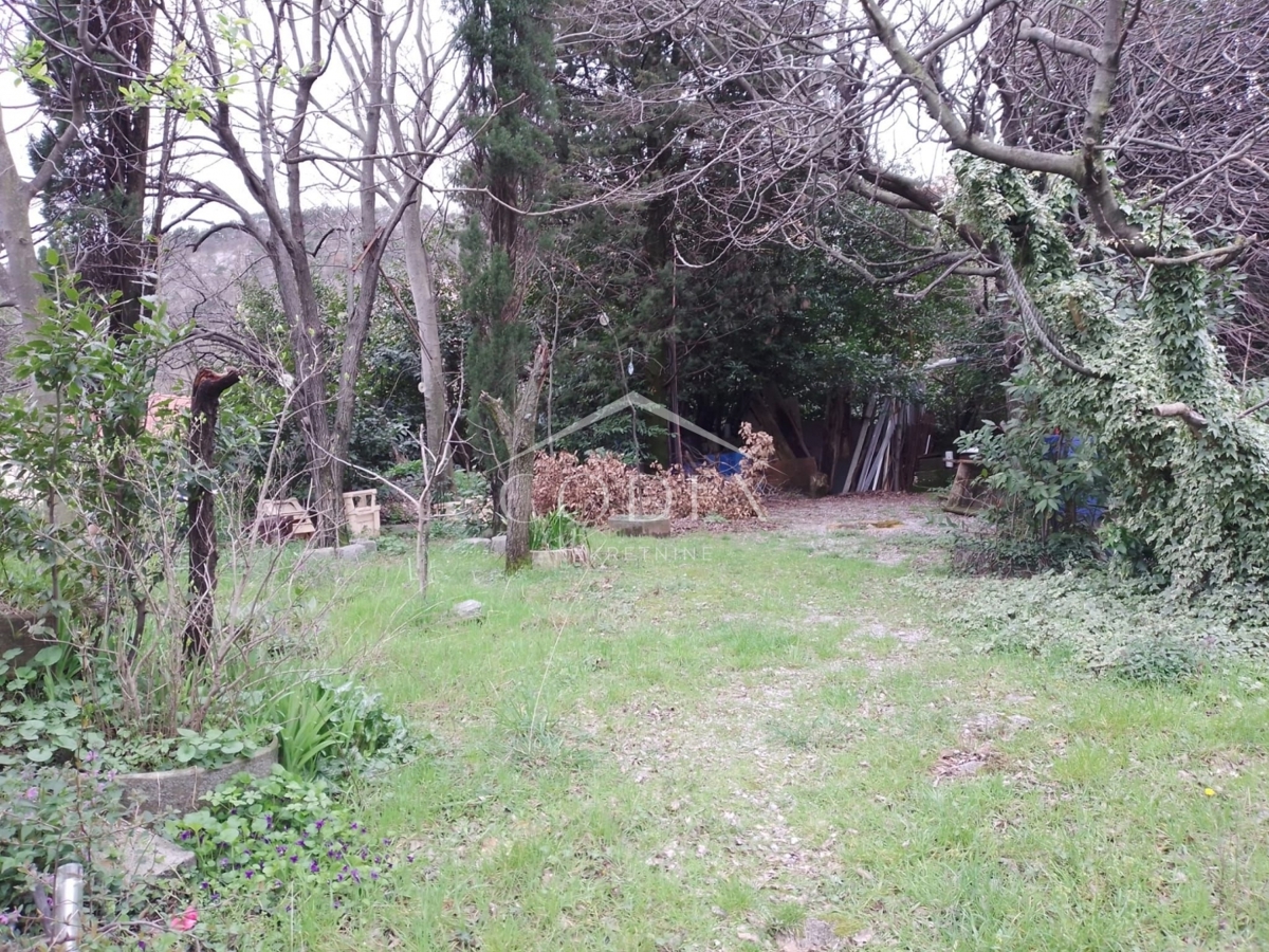 Svilno - Stanovanje za Adaptacijo v Bližini Kompleksa JGL