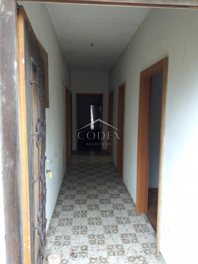 Svilno - Stanovanje za Adaptacijo v Bližini Kompleksa JGL