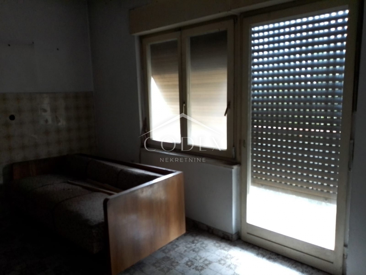 Svilno - Stanovanje za Adaptacijo v Bližini Kompleksa JGL