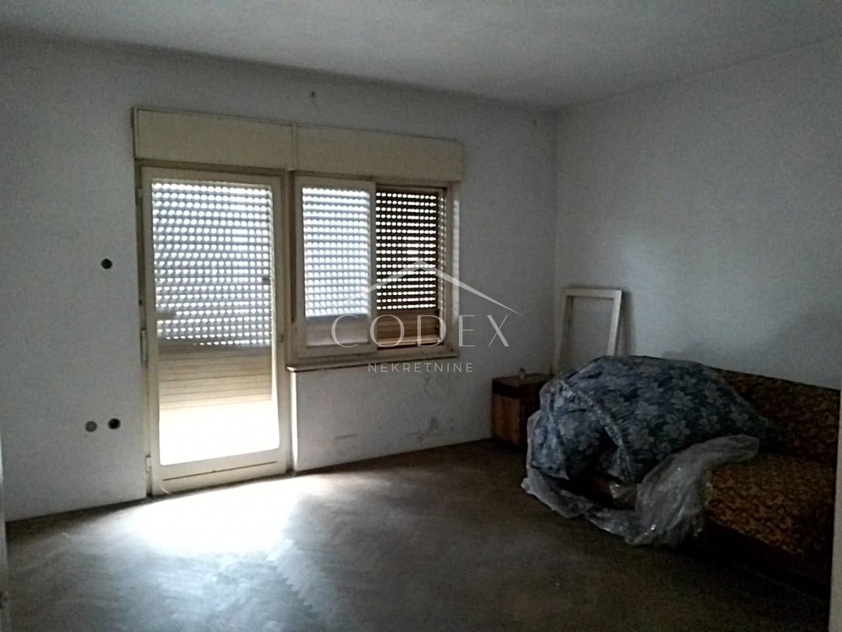 Svilno - Stanovanje za Adaptacijo v Bližini Kompleksa JGL