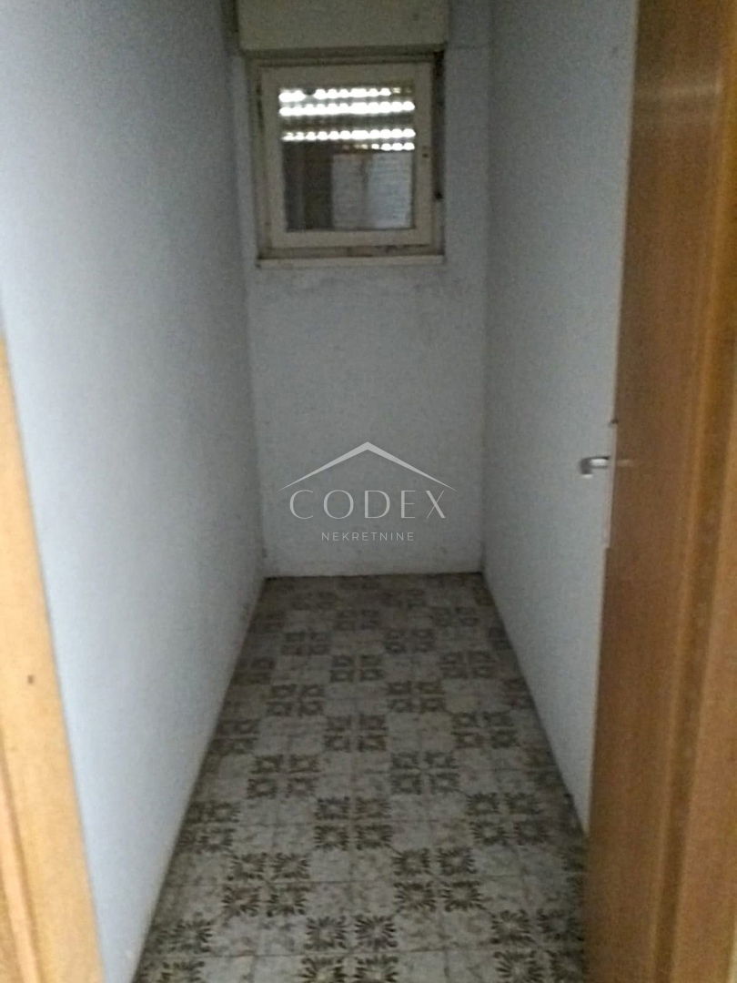 Svilno - Stanovanje za Adaptacijo v Bližini Kompleksa JGL