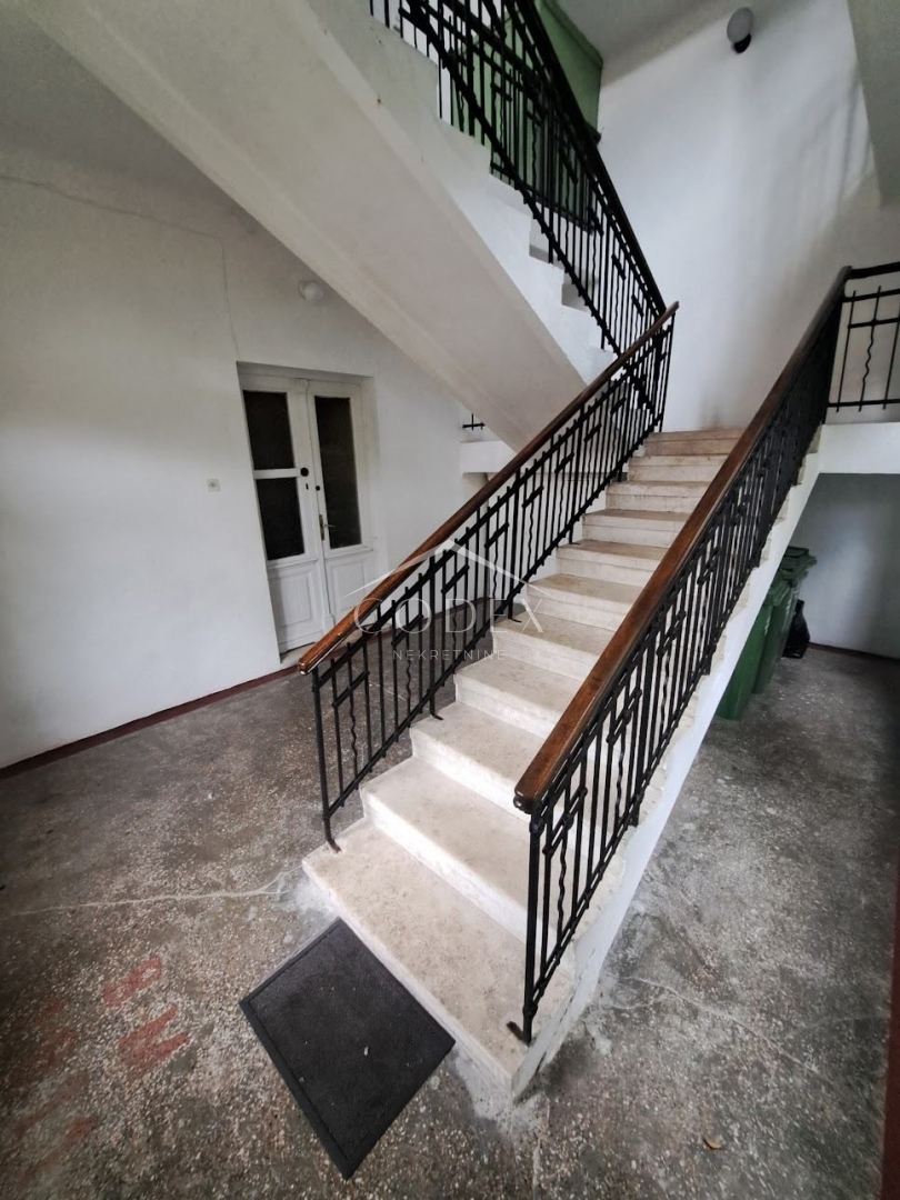 Bakar - prodaja stanovanja v avstro-ogrski vili za adaptacijo