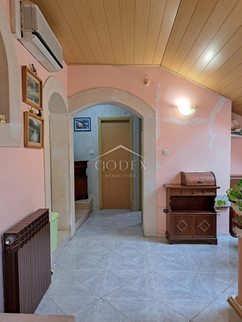Novi Vinodolski - prodaja hiše s poslovnim gostinskim prostorom