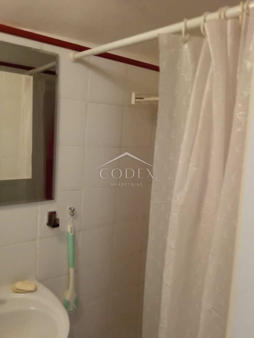 Ekskluzivno! Bakar – prodaja popolne majhne hiše ob morju