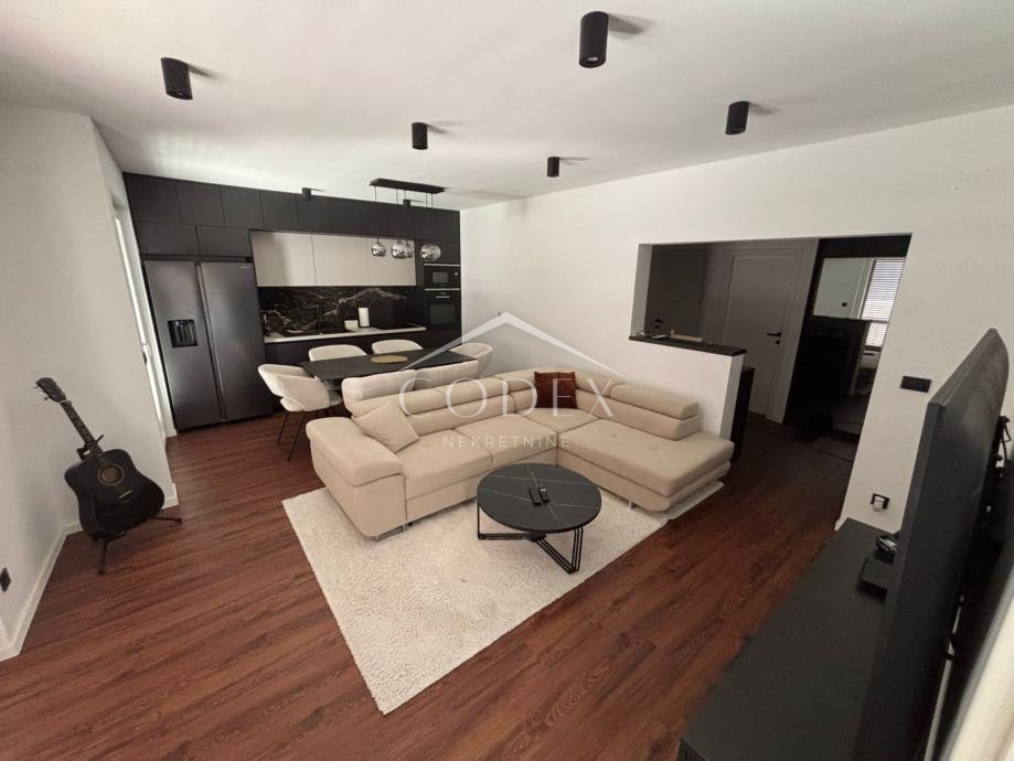 Rab, Palit - prodaja trosobnega stanovanja