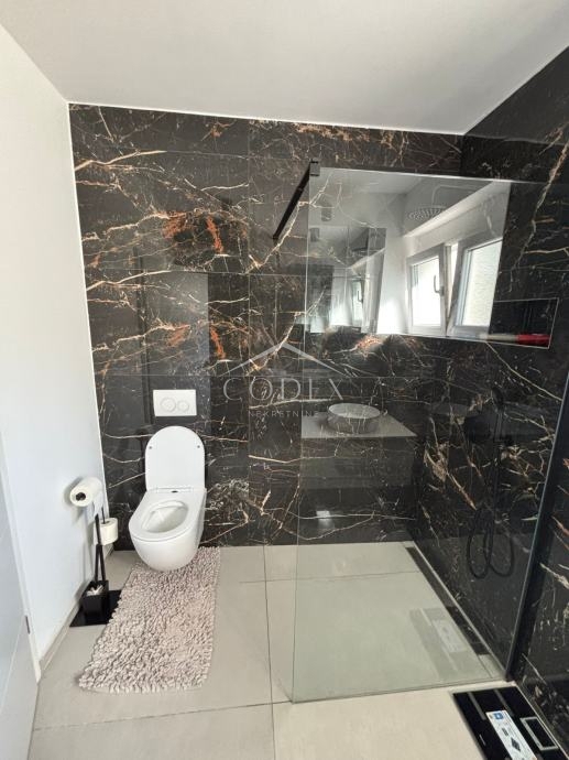 Rab, Palit - prodaja trosobnega stanovanja