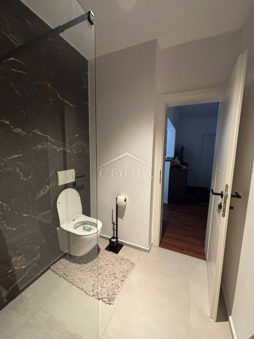 Rab, Palit - prodaja trosobnega stanovanja