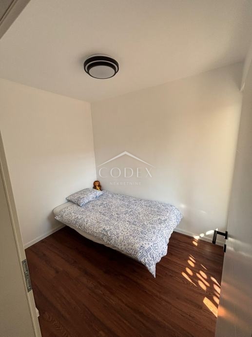 Rab, Palit - prodaja trosobnega stanovanja