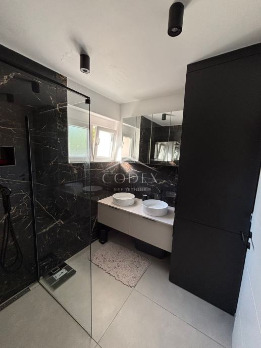 Rab, Palit - prodaja trosobnega stanovanja