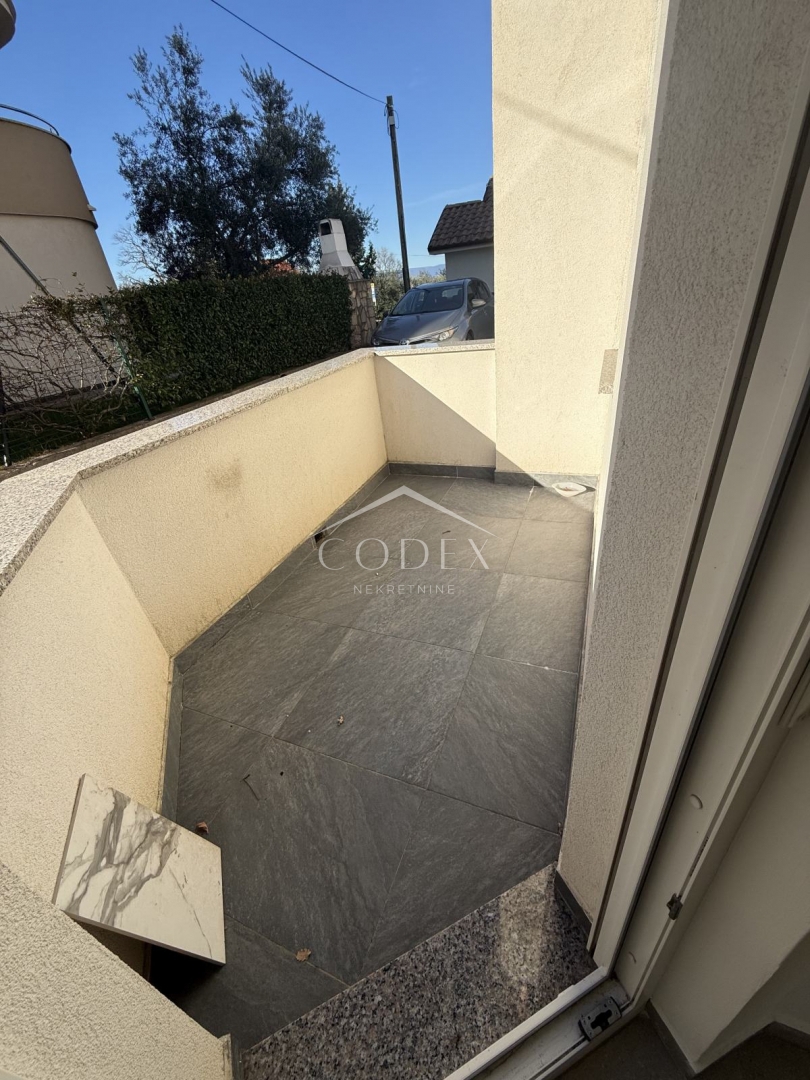 Malinska – prodaja enosobnega stanovanja s teraso blizu morja