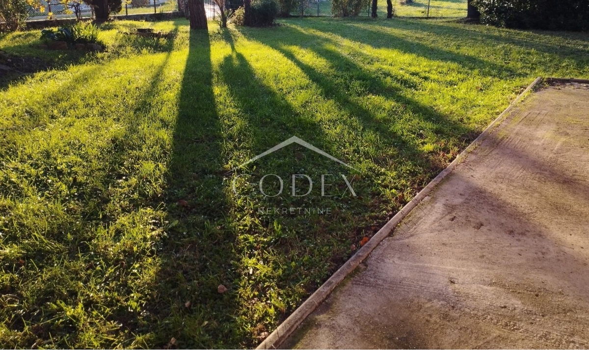 Poreč – Prodaja družinske hiše z 2 apartmajema in velikim vrtom