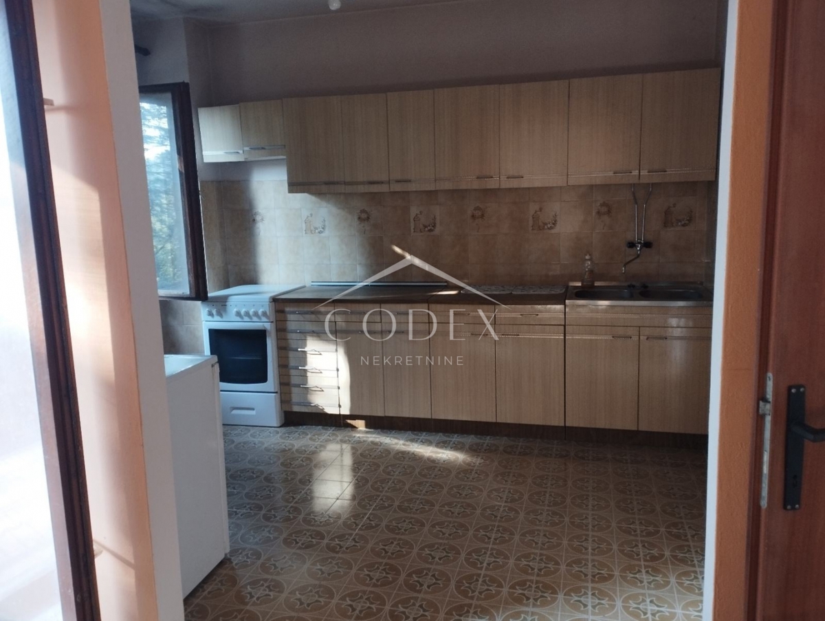 Poreč – Prodaja družinske hiše z 2 apartmajema in velikim vrtom