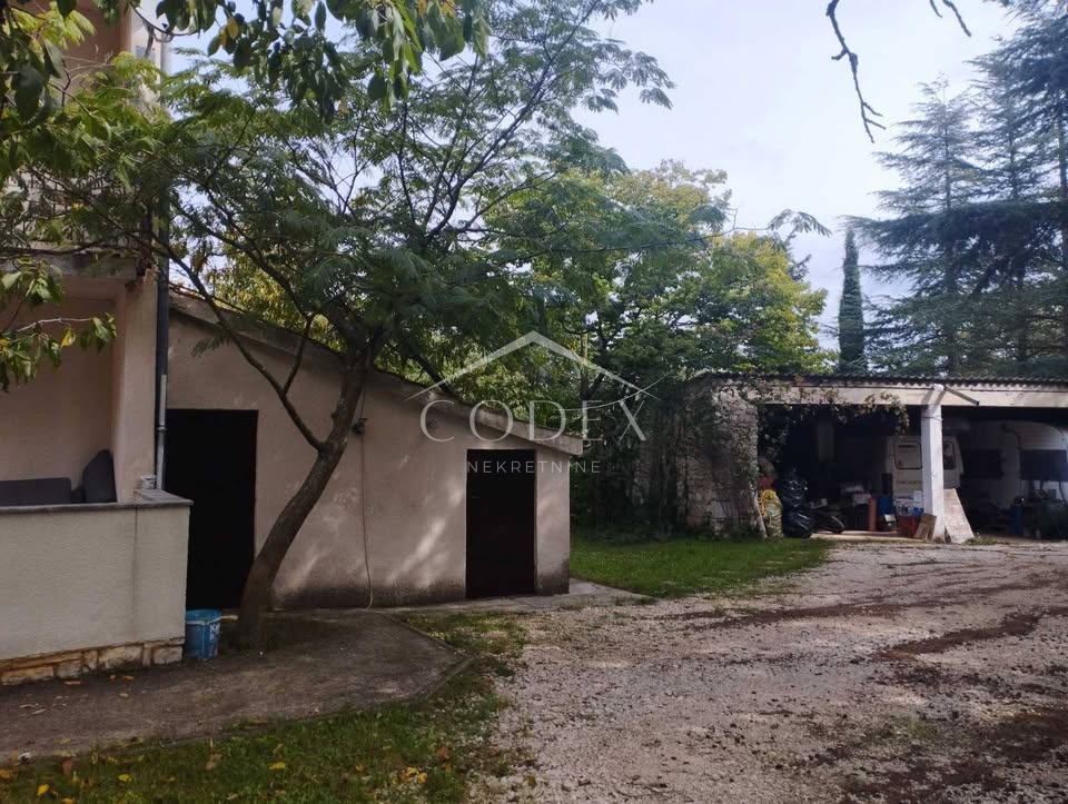 Poreč – Prodaja družinske hiše z 2 apartmajema in velikim vrtom