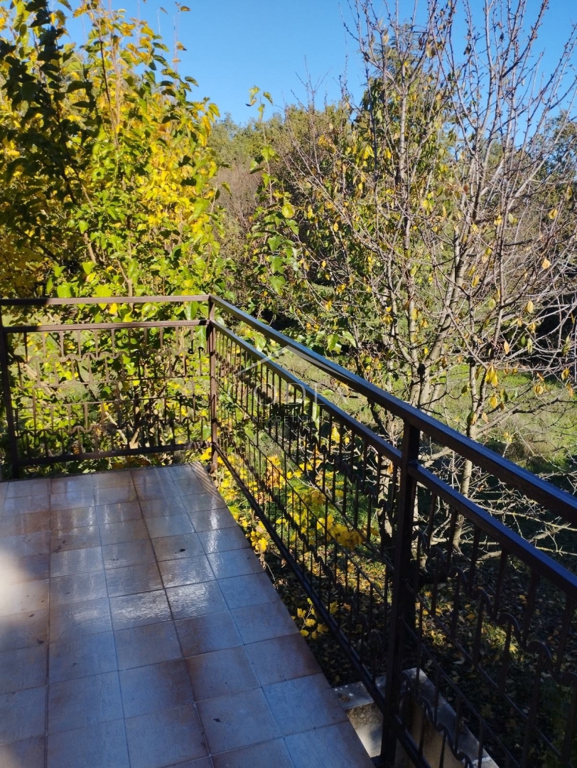 Poreč – Prodaja družinske hiše z 2 apartmajema in velikim vrtom