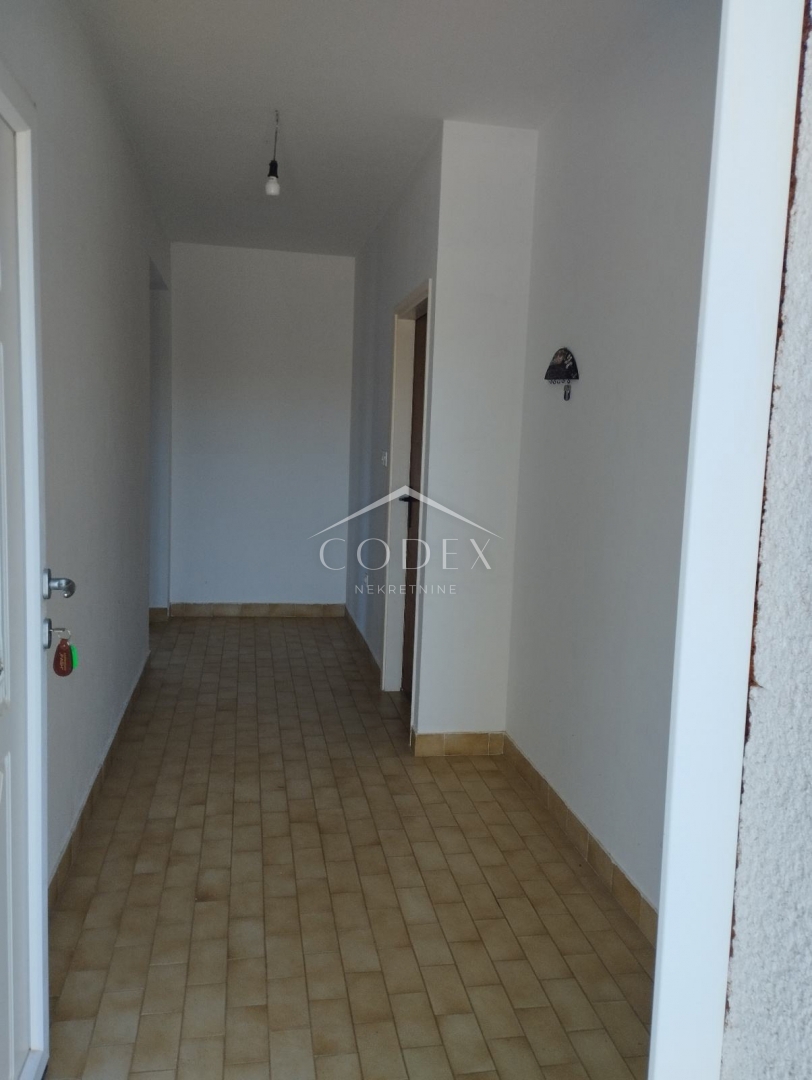 Poreč – Prodaja družinske hiše z 2 apartmajema in velikim vrtom