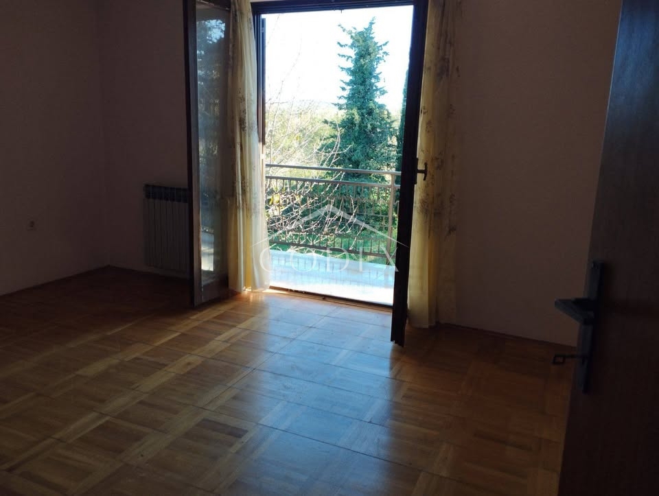 Poreč – Prodaja družinske hiše z 2 apartmajema in velikim vrtom