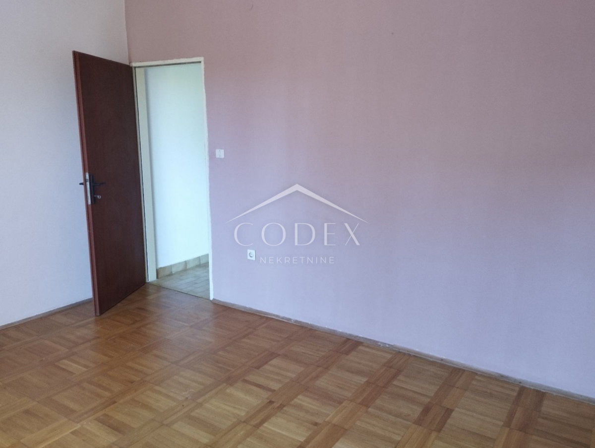 Poreč – Prodaja družinske hiše z 2 apartmajema in velikim vrtom