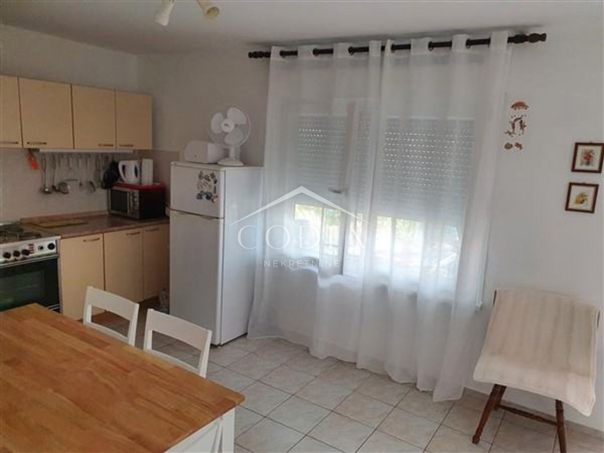 Umag – prodaja prostornega stanovanja s teraso in dvoriščem