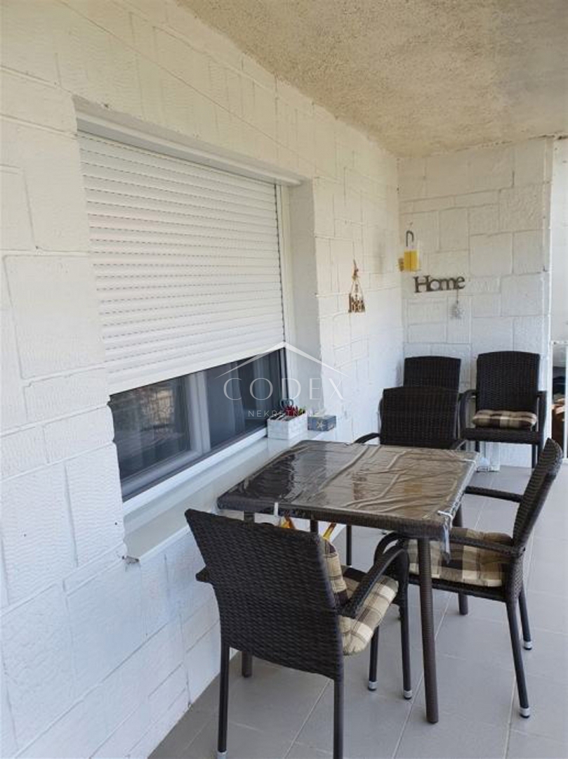 Umag – prodaja prostornega stanovanja s teraso in dvoriščem